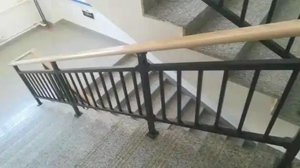 锌钢楼梯扶手是一种安全,坚固且美观的楼梯防护装置,它在很多家庭和