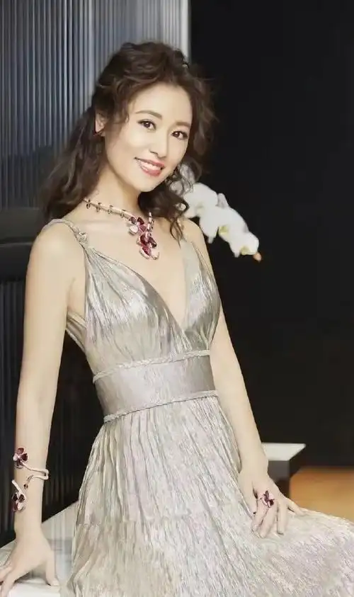 林心如年轻时内衣写真!腰身纤细双腿修长性感撩人