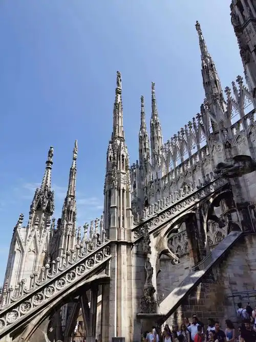 米兰大教堂顶部一共有135座哥特式的大理石尖塔,每一个塔顶都有一座