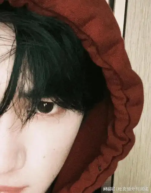 丁程鑫大胆尝试新发色, 黑色魅力背后的故事|发型|白皙|自我挑战|华语