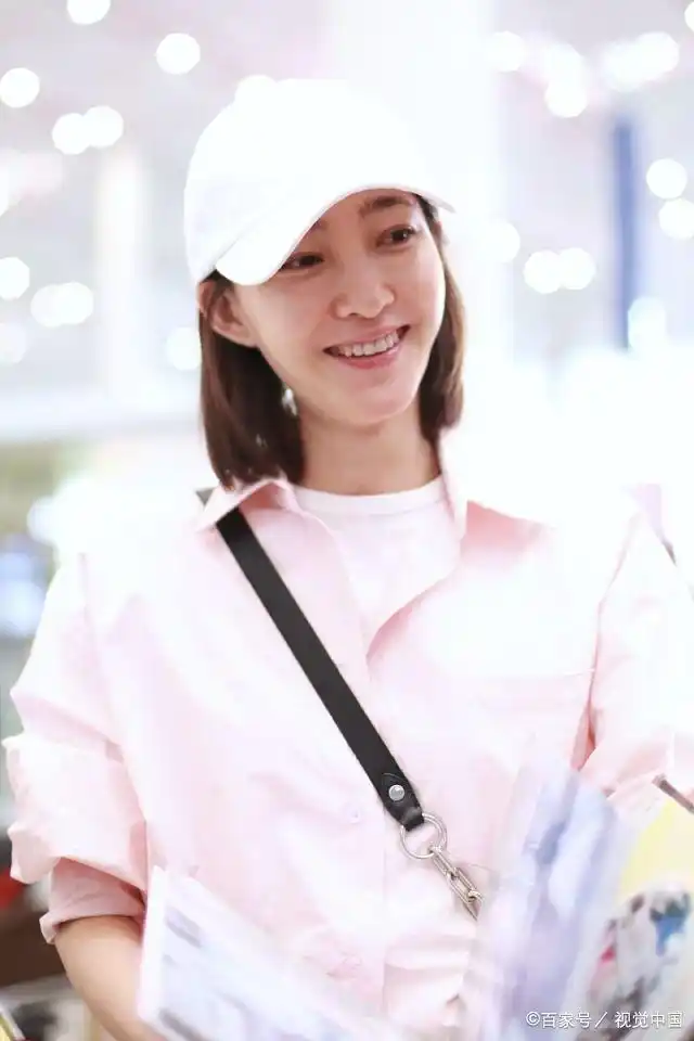 王丽坤素颜穿粉衬衫清新减龄 出演新版"妲己"引争议