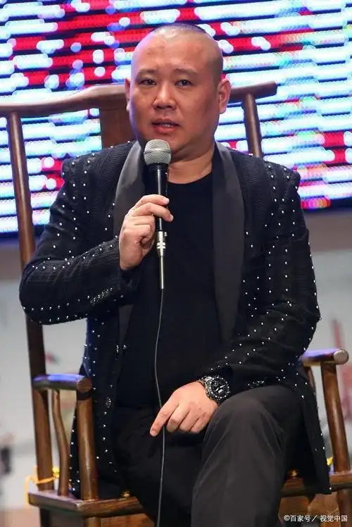 周晓鸥:跟吴京是发小,婚姻失败独自抚养儿子,53岁成全能艺人