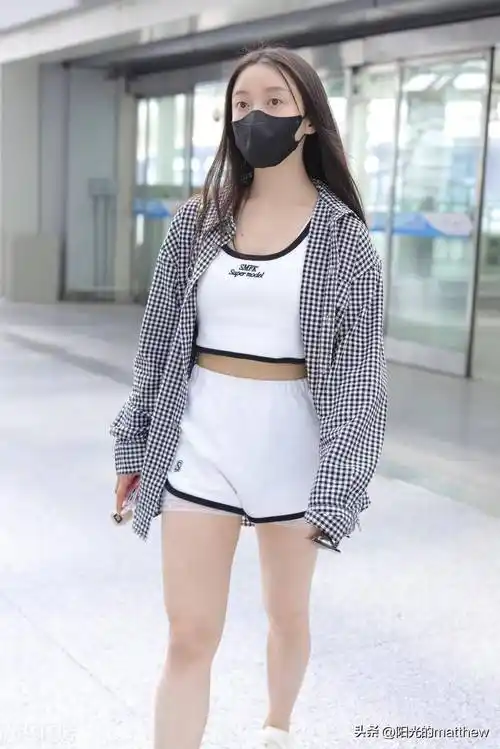 姜贞羽现身北京机场,身穿白色短裤大长腿十分吸睛