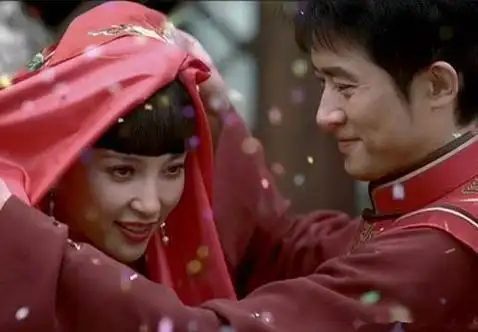 任泉在大学期间就开始忙着拍广告赚钱,看着如此受欢迎的李冰冰,了解她