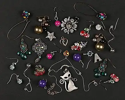 一堆木梳婚戒,首饰盒钻石首饰盒布艺上的钻戒戒指,珠宝,黄金,市场饰品