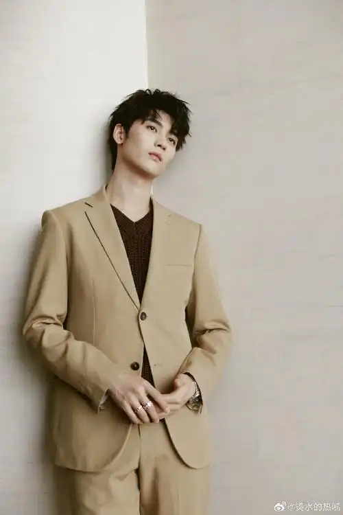 黄俊捷北影节红毯生图##黄俊捷出发图是自己画的