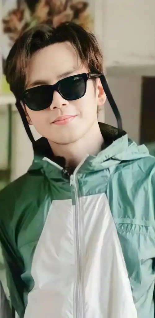 路人偶遇钟汉良录综艺,不老男神还是那么帅