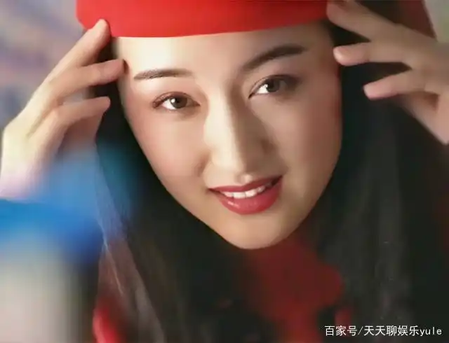杨钰莹25年前一组青涩旧照,嫩得像个瓷娃娃