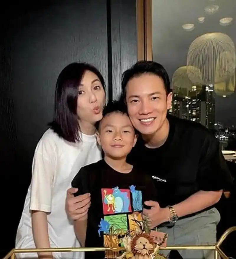 杨千嬅调皮地嘟着嘴,9岁的儿子丁金诺也出现在照片中.