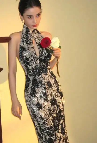 备受瞩目的女明星angelababy杨颖以一身惊艳的中式刺绣露背旗袍亮相