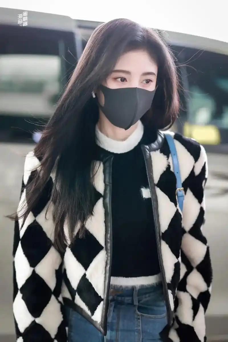鞠婧祎 棋盘格外套#鞠婧祎 机场饭拍黑白色棋盘格外套搭配牛 - 兑音