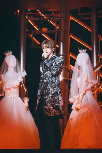 从单枪匹马到稳扎稳打舞台王者蔡徐坤时隔两年再次回归演唱会舞台