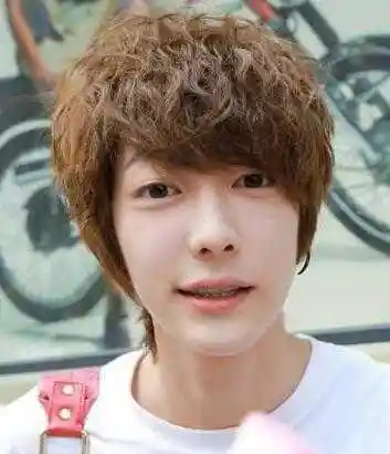 斜刘海的男生中短发烟花烫发型,修饰脸型,配上深栗色的染发色,更显