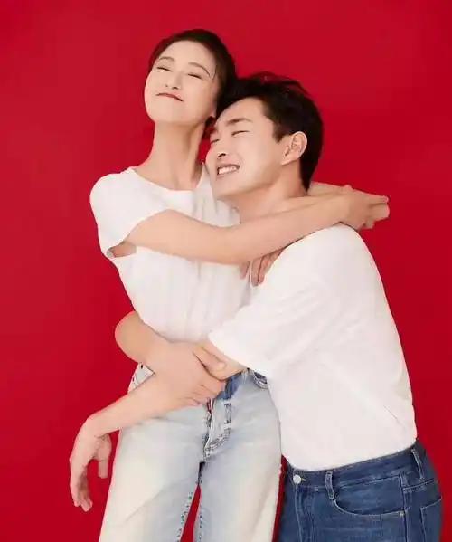 王彦霖陪妻女追星易烊千玺,艾佳妮牵手老公甜蜜互动