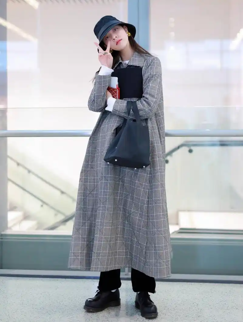 宋妍霏罕见失手素颜裹着被子就出门迷离眼神是没睡醒