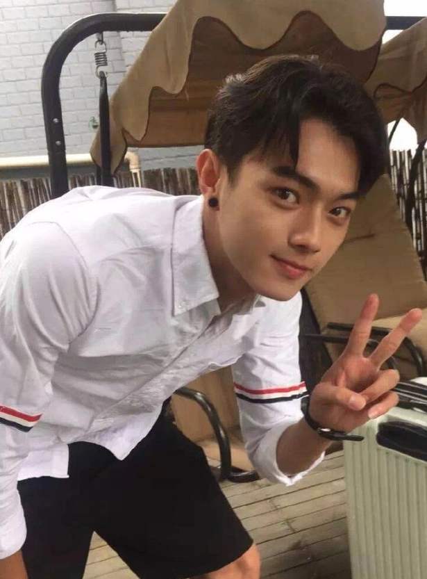 原创许凯大学旧照曝光截图放大看清五官长相有无整容很显然