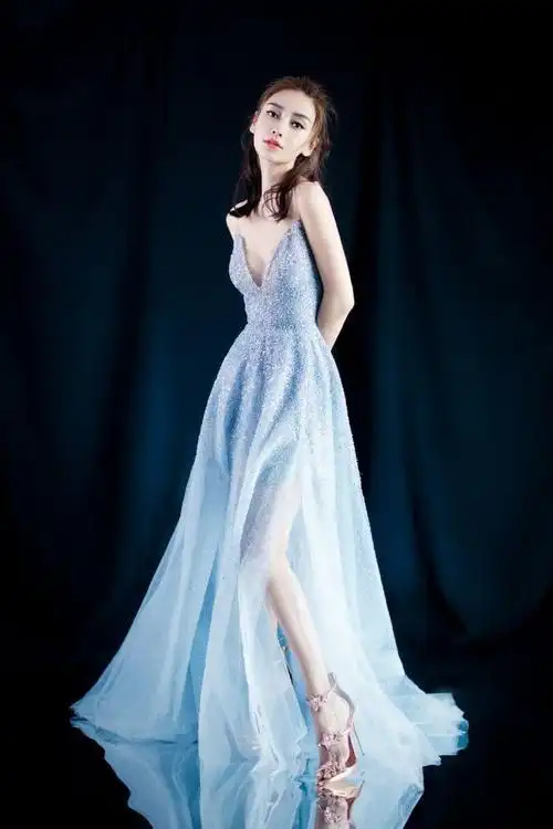 angelababy以模特身份出道,她通过电影《全城热恋》开始了从模特向