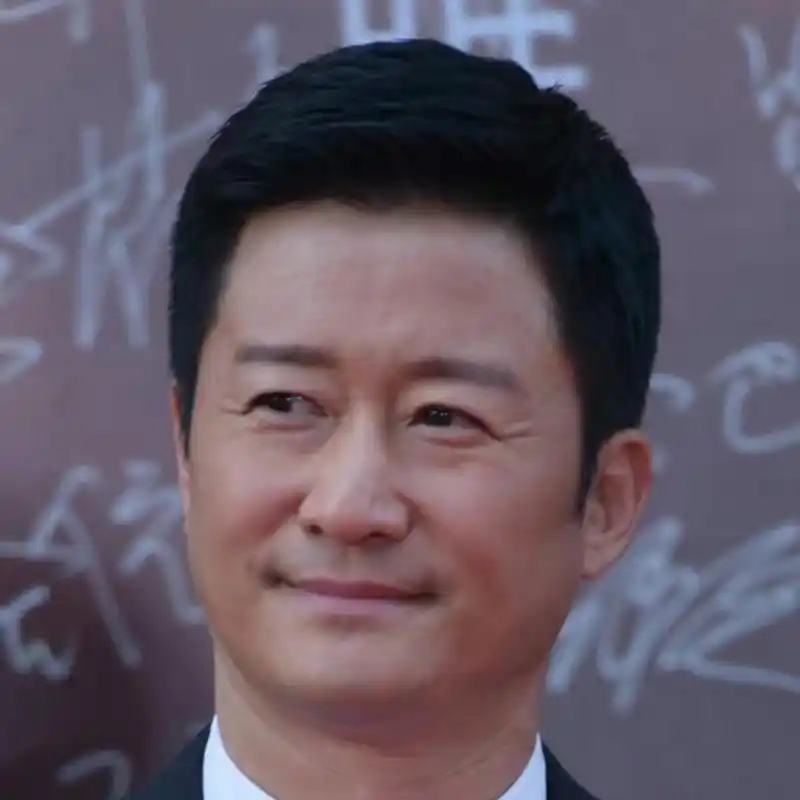 40岁以上的男明星们,他们不仅拥有成熟的魅力和稳重的气质,还经浪了