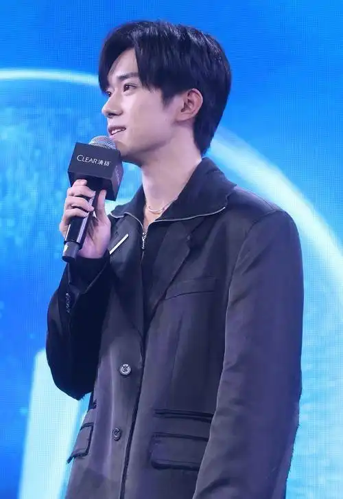 易烊千玺现身薛之谦演唱会 粉丝热议"同框"