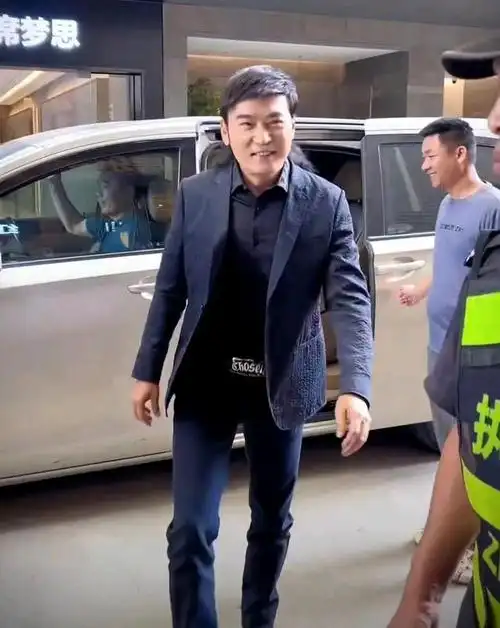 五一过节55岁的焦恩俊还在工作,家具销售现场献唱走穴捞金,男神身材