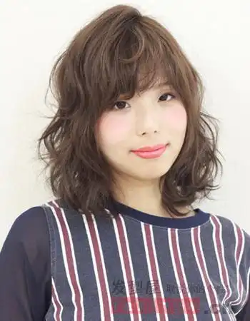 日系中短发烫发发型 潮流造型气质加倍