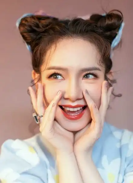 戚薇这丸子头,太可爱啦.