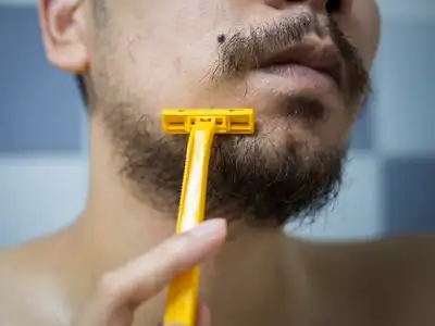 胡子未刮的时尚男士.时尚男人肖像.