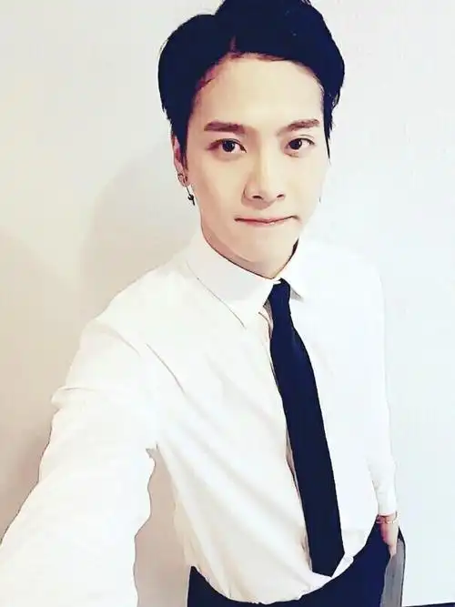 【图楼】白衬衫的王嘉尔