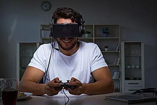 晚上玩游戏图片