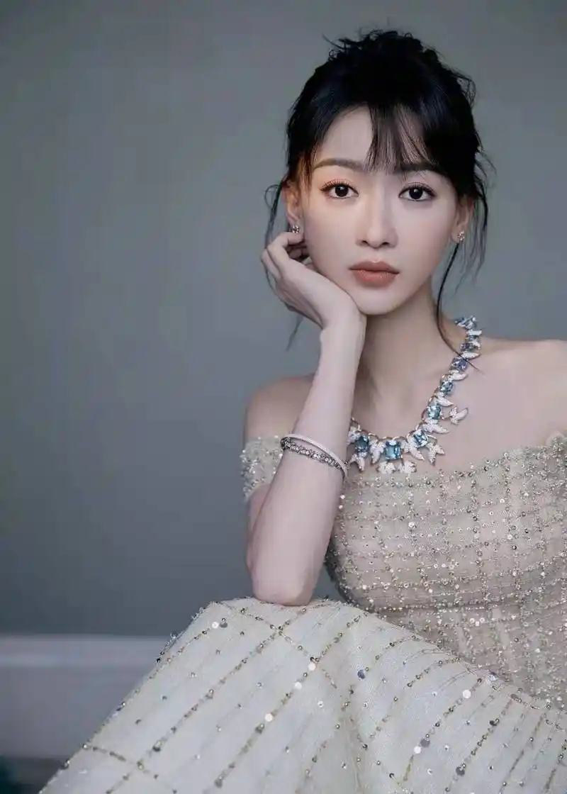 吴谨言新发型好看丸子头搭法式刘海穿一字肩公主裙美得优雅