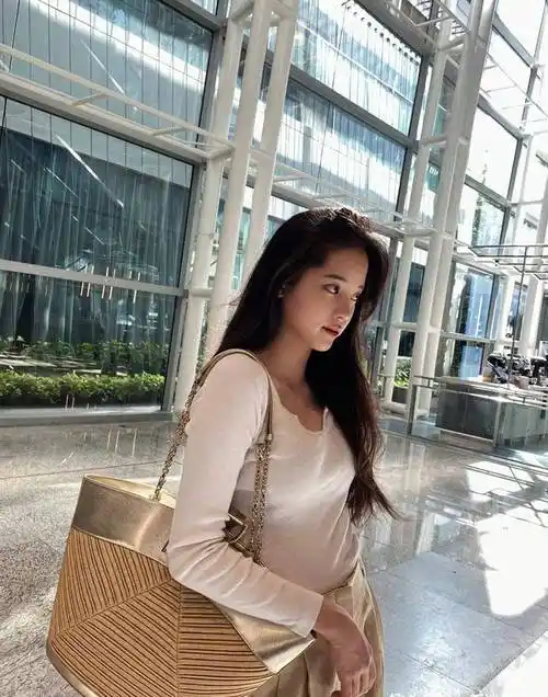 欧阳娜娜19岁时尚过头,穿时尚衣身材好真实,00年姑娘不简单_穿着_服装