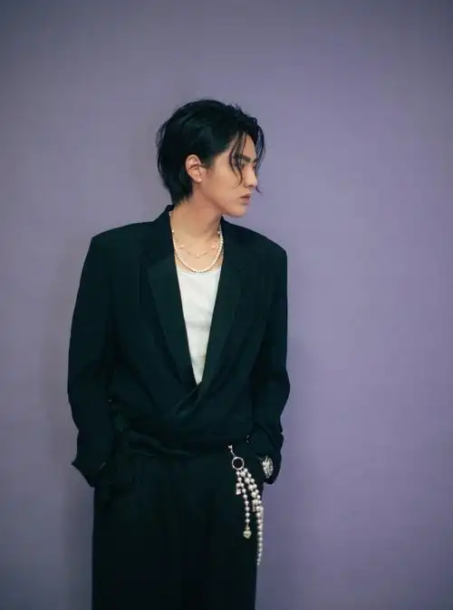 吴亦凡活动近照瘦出尖下巴重回颜值巅峰