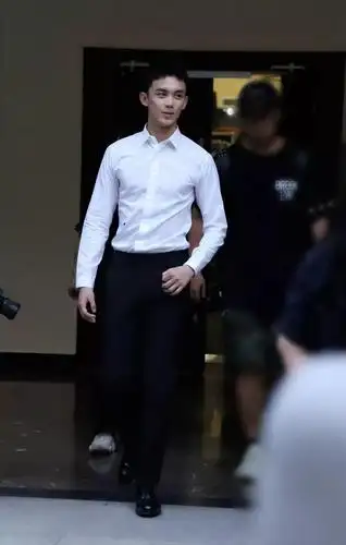 吴磊上综艺吊威亚引网友围观白衬衫正装照刷屏了