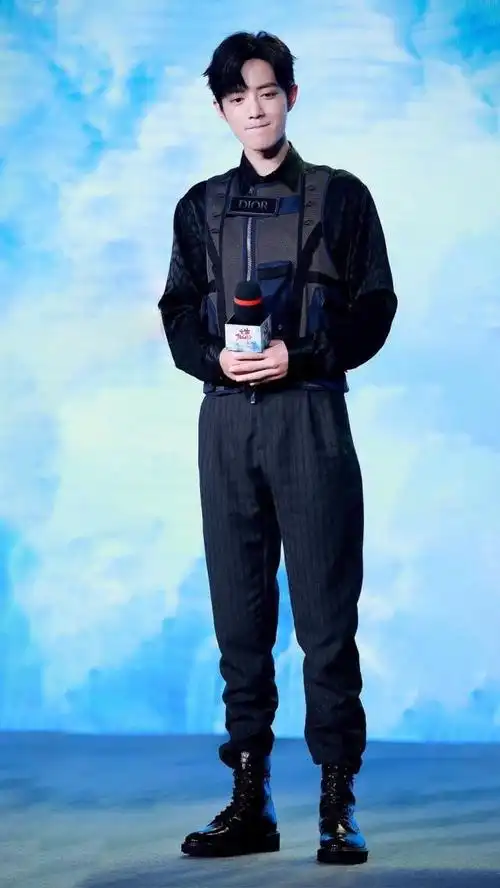 肖战最新机场照,黑色渔夫帽搭配白色小马甲,帅气满分!