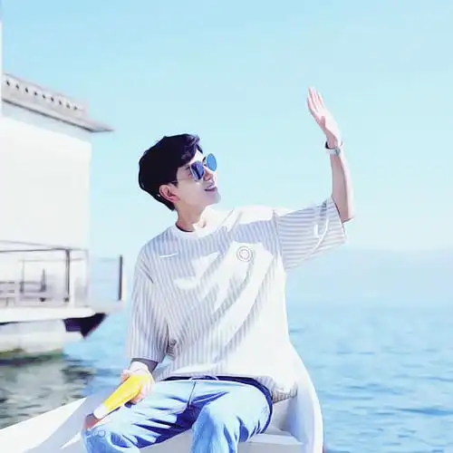 海边沐浴阳光_微信头像男图片_扣扣居