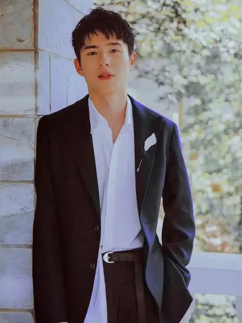 被刘昊然甜到穿一身粉西装帅气现身少年感冲出屏幕