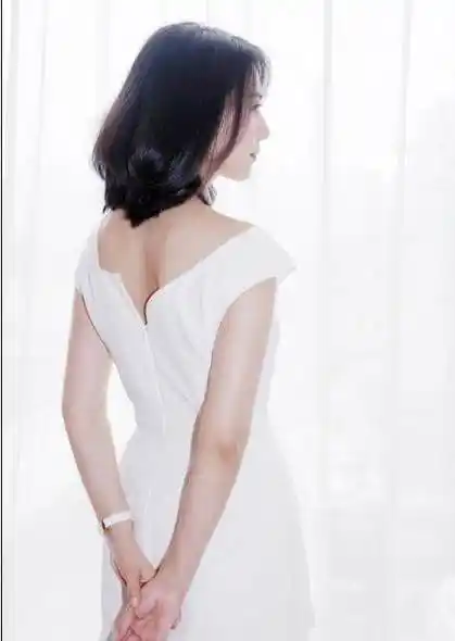 娱乐明星高圆圆现身,一袭白裙清新动人照片曝光