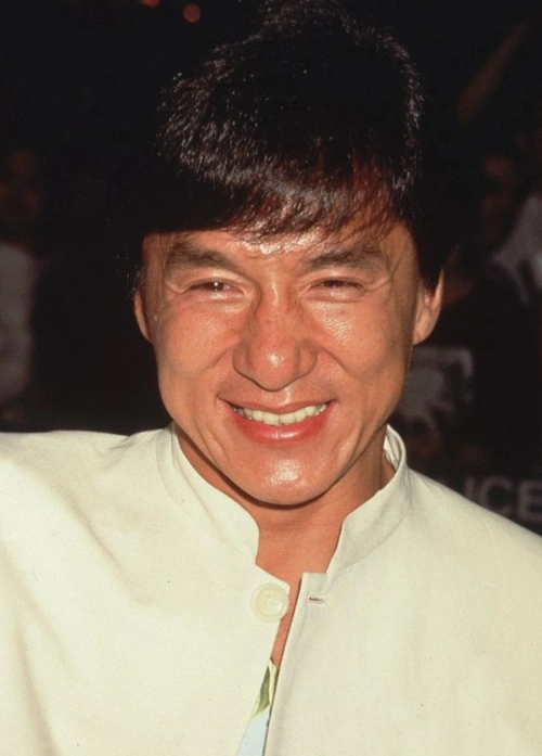 成龙的服饰呈现不同的气质!