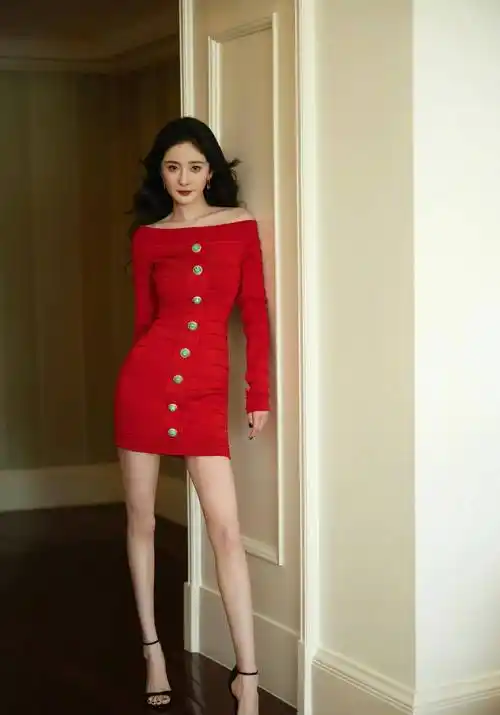 杨幂身着热辣红裙小秀性感 纤细美腿吸睛香肩迷人_活动_于裙_直播