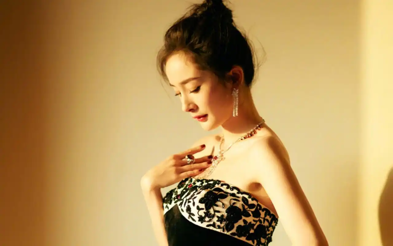 杨幂性感优雅抹胸长裙高清图片桌面壁纸