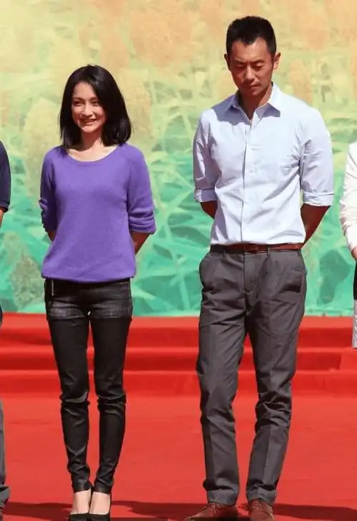 服了周迅的迷之衣品穿牛仔短裤下面拼皮裤还好气质撑住了