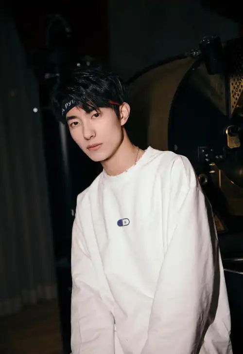 明星图片 大陆 男 创造营2019 > 创造营2019卢奂瑜