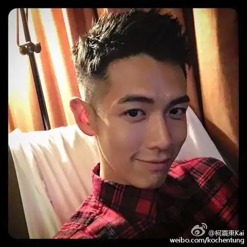 柯震东晒自拍笑对人生发鸡汤没事多微笑