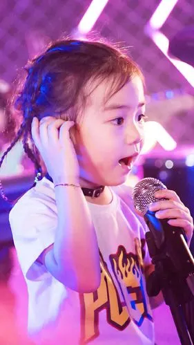 戚薇女儿lucky李乐祺可爱生活照