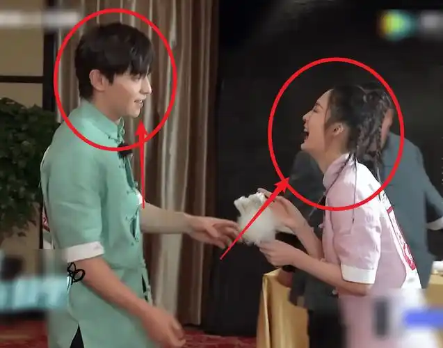 原创邓伦被李沁套路抱260斤胖子不生气他看李沁的眼神却亮了