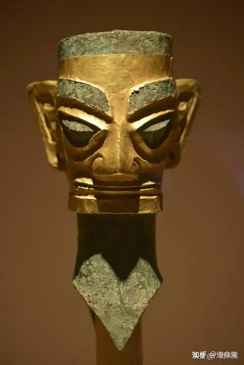 三星堆青铜大立人胸口佩戴卍字美玉这浓缩了华夏文明的恢弘历史