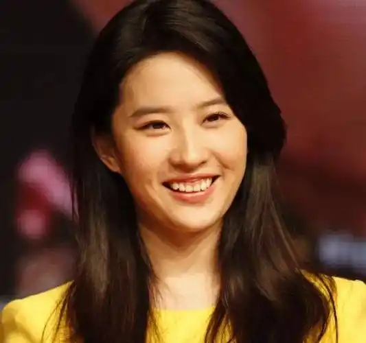 刘亦菲美的很仙,五官挑不出毛病,但她露齿笑时会露出牙龈