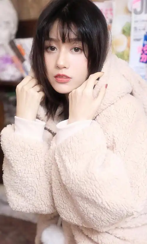 短发女神冷艳气质性感泳装写真图片