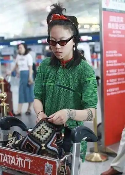 周冬雨头顶冲天辫晒吃面照造型同步窦靖童素颜出镜略显疲惫_照片_发型