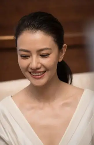 高圆圆复出直播,皮肤松弛肤色暗黄,纯天然的脸是要老啊!_显得